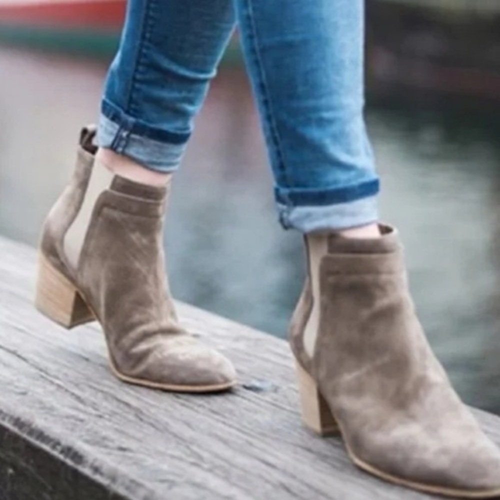 Vince Hallie Round Toe Suede Booties Sz 9 Grey Limestone Chelsea Boot Stack Heel